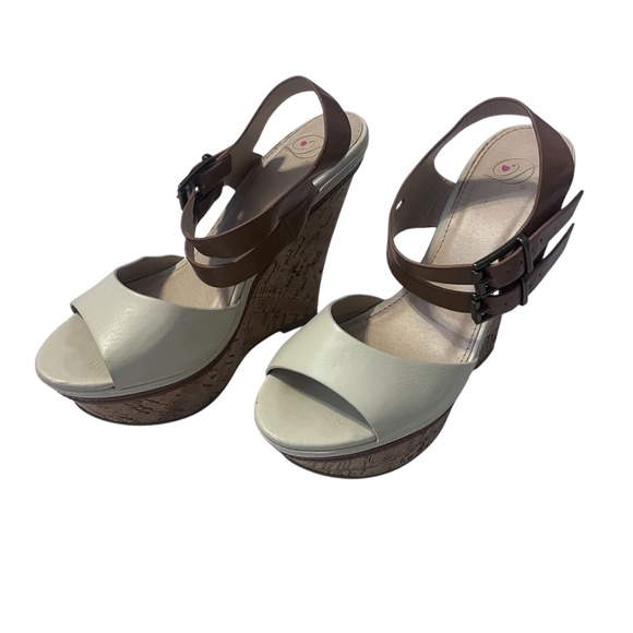 Boutique Shoes - Boutique Women's White and Brown Wedges Size 7